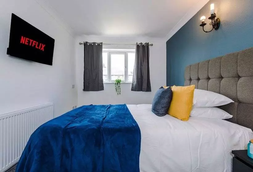 Family Friendly 3 Bed Home Free Parking On Site