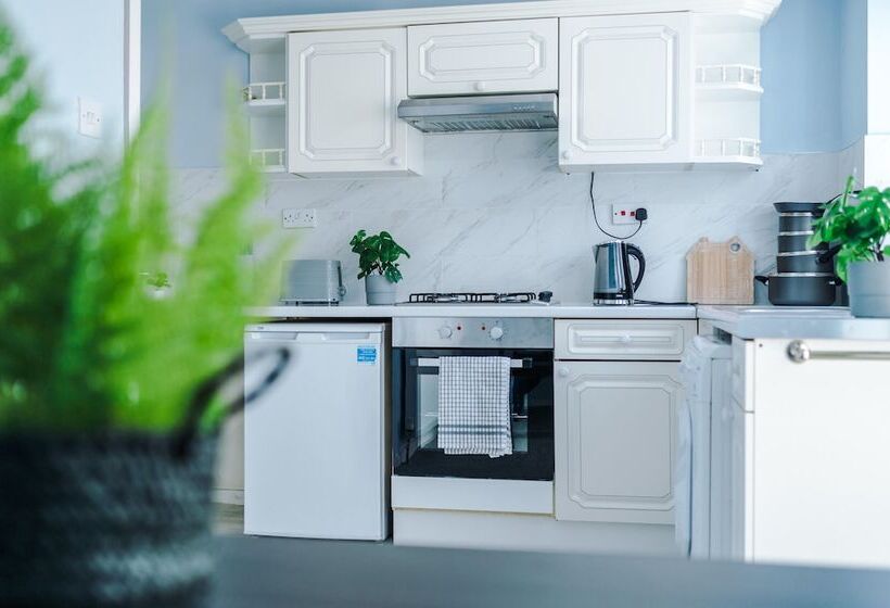 Family Friendly 3 Bed Home Free Parking On Site