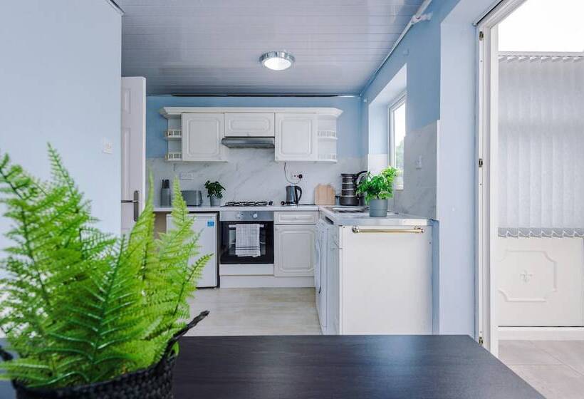 Family Friendly 3 Bed Home Free Parking On Site