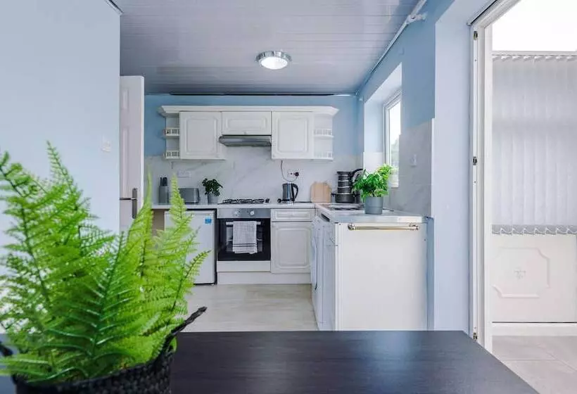 Family Friendly 3 Bed Home Free Parking On Site