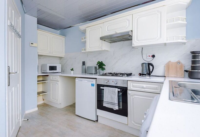 Family Friendly 3 Bed Home Free Parking On Site