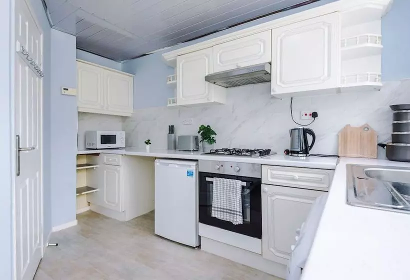 Family Friendly 3 Bed Home Free Parking On Site