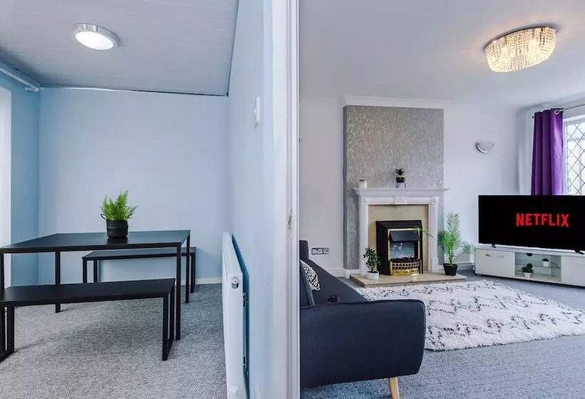 Family Friendly 3 Bed Home Free Parking On Site