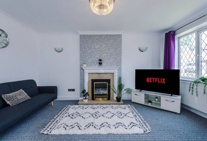 Family Friendly 3 Bed Home Free Parking On Site