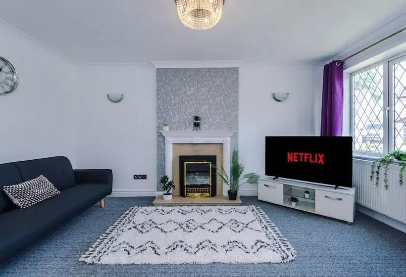 Family Friendly 3 Bed Home Free Parking On Site