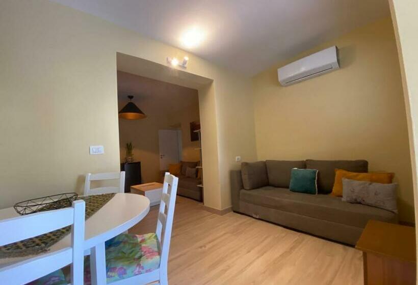 Saranda Beach Apartment