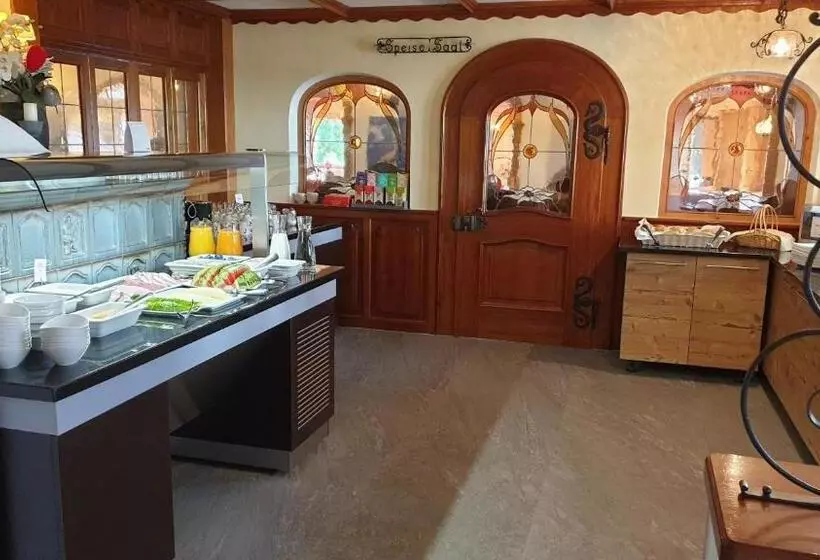 Hotelli Restaurant Edelweiß Garni