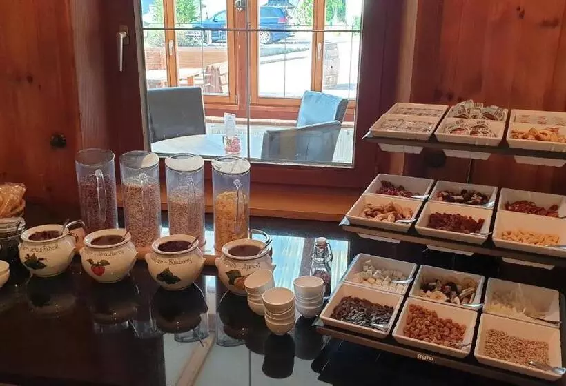 Hotelli Restaurant Edelweiß Garni