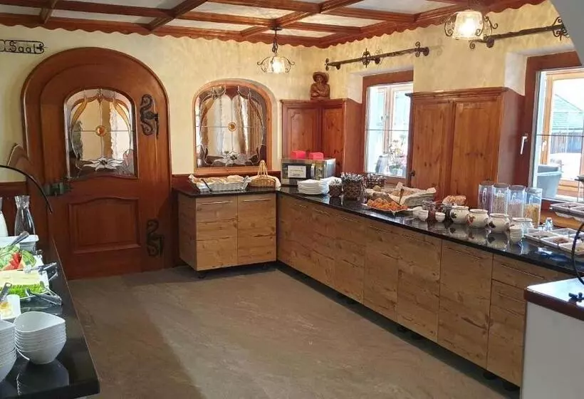 Hotelli Restaurant Edelweiß Garni