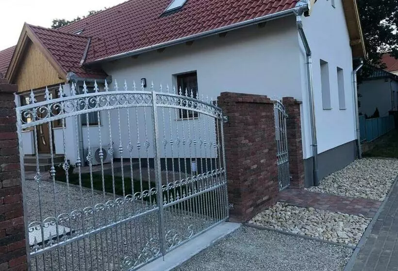 ペンション Fazekas Vendégház