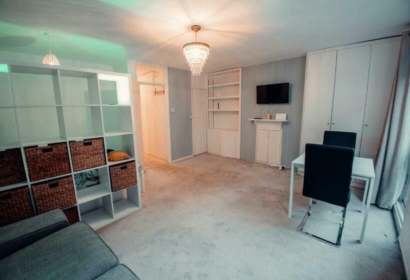 Studio Apartment W/ Separate Kitchen & Bath In Highbury Near Shops