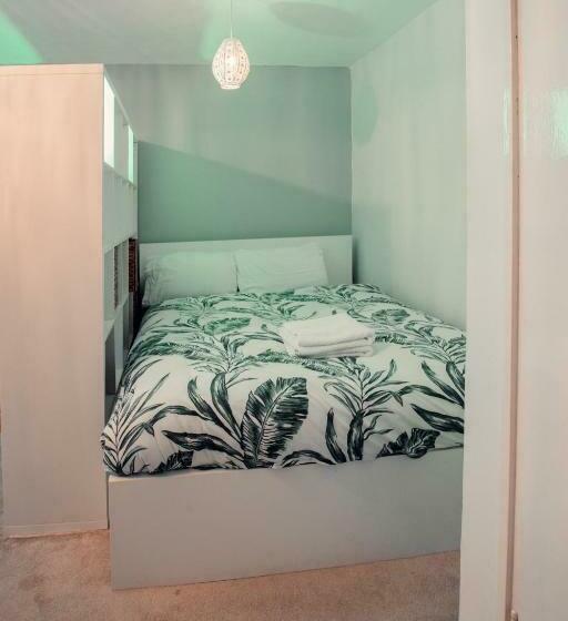 Studio Apartment W/ Separate Kitchen & Bath In Highbury Near Shops