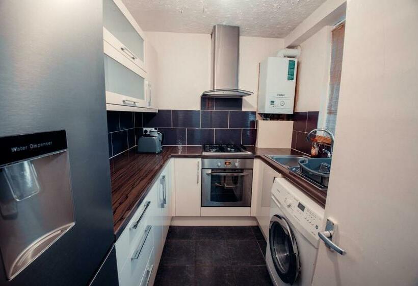 Studio Apartment W/ Separate Kitchen & Bath In Highbury Near Shops