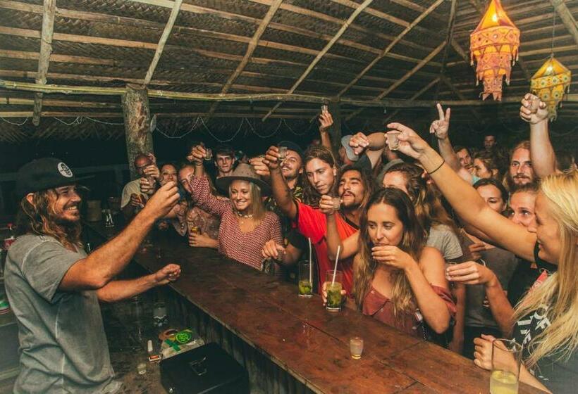 Surf & Party   Hostel Somewhere Else