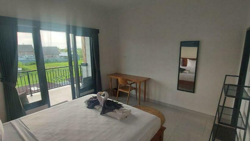 Surf & Party   Hostel Somewhere Else