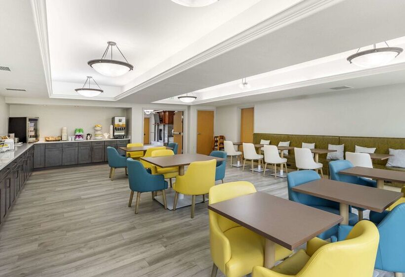 Отель Comfort Inn & Suites Glenwood Springs On The River