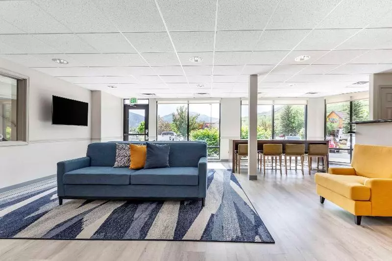 Отель Comfort Inn & Suites Glenwood Springs On The River