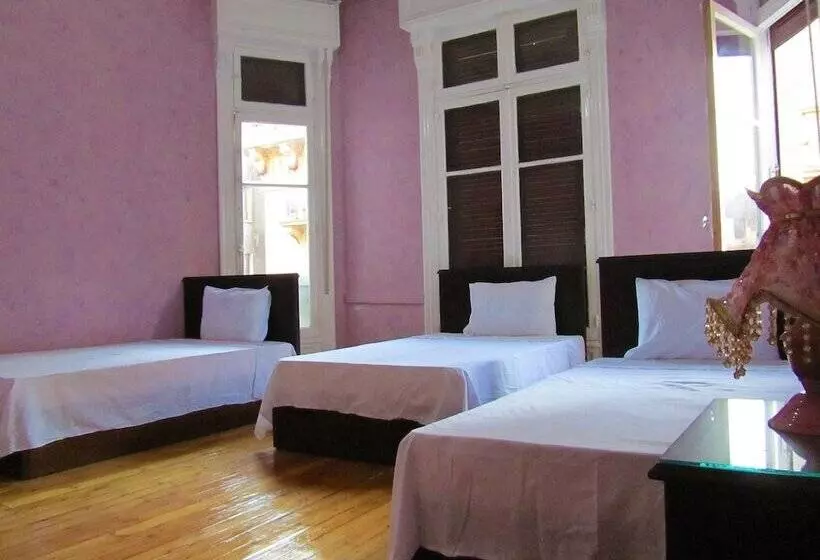 هتل Travelers House