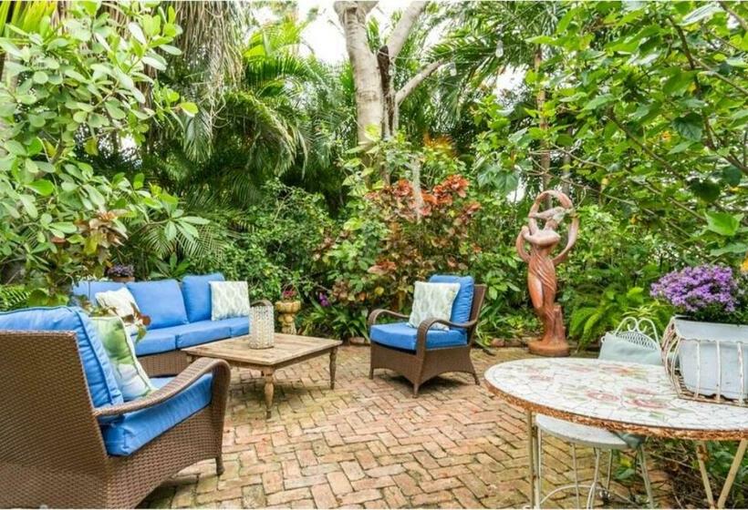 פנסיון Chateau Gardens