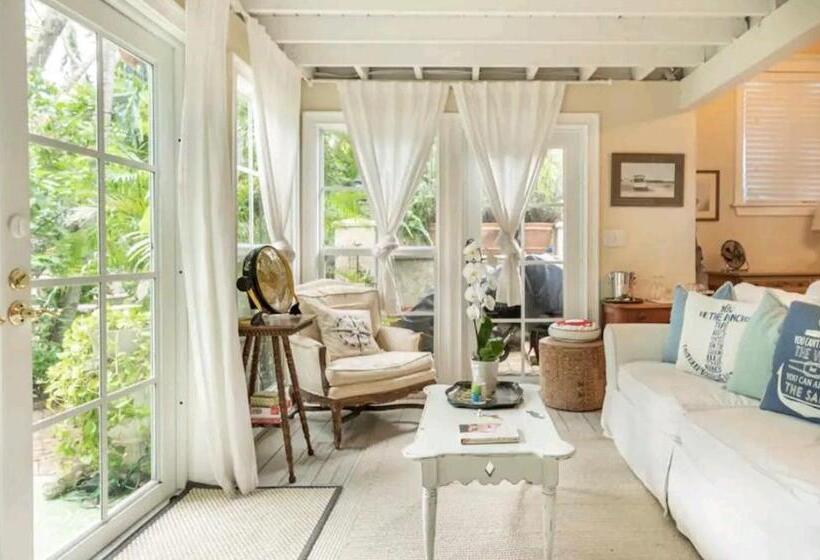 פנסיון Chateau Gardens