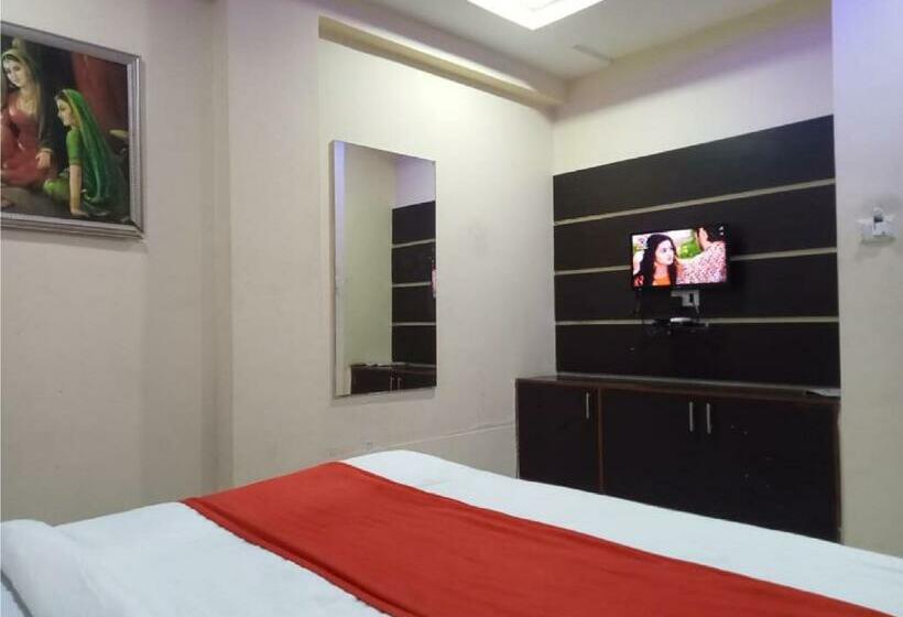 בית מלון כפרי Krishna Palace Vastrapur