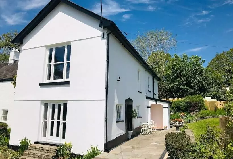 Hengoed Hideaway   Spacious 3 Bed House