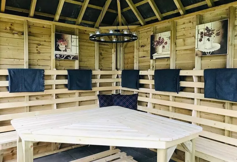 Hengoed Hideaway   Spacious 3 Bed House