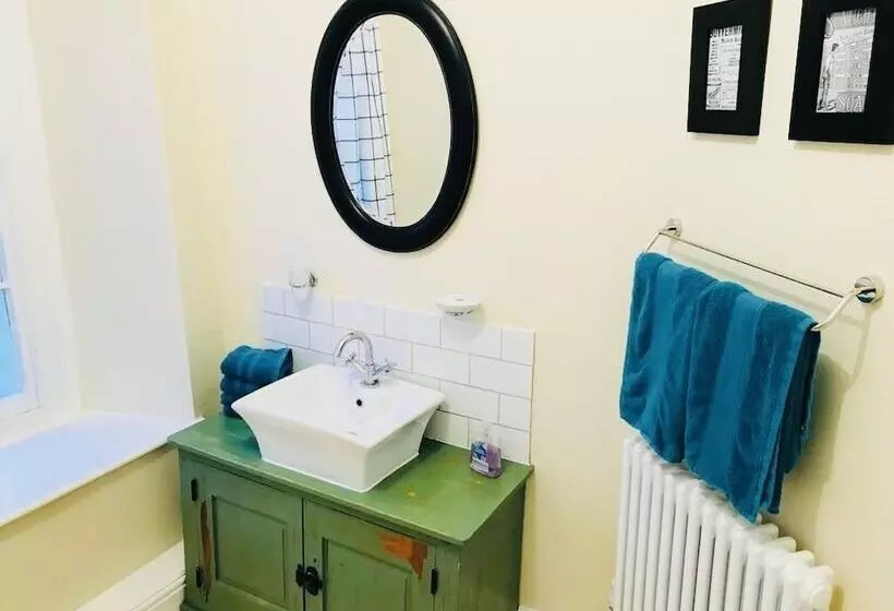 Hengoed Hideaway   Spacious 3 Bed House