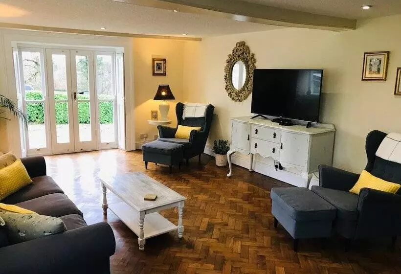 Hengoed Hideaway   Spacious 3 Bed House