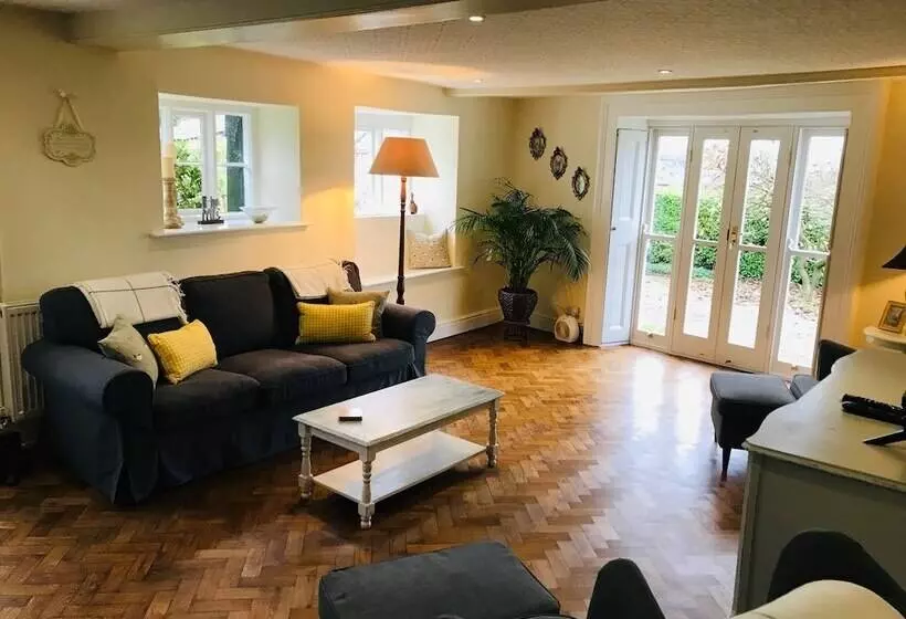 Hengoed Hideaway   Spacious 3 Bed House