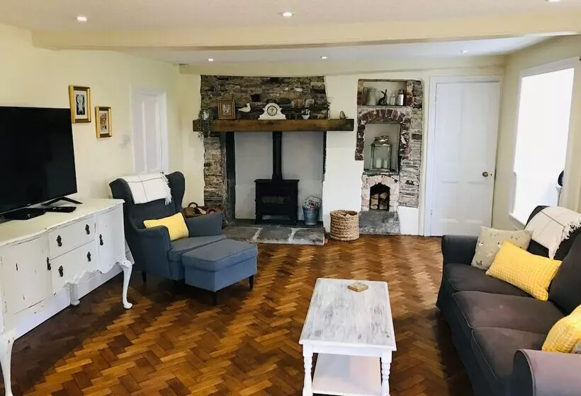 Hengoed Hideaway   Spacious 3 Bed House