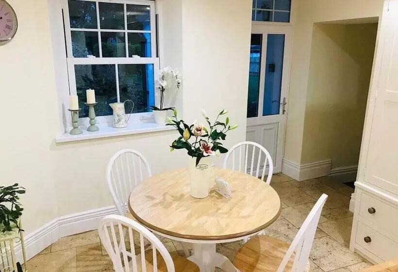 Hengoed Hideaway   Spacious 3 Bed House