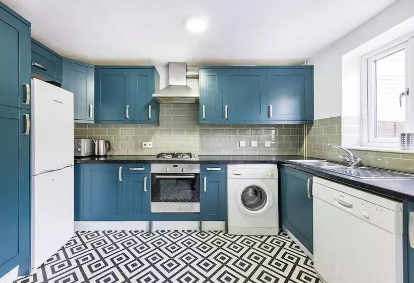 پانسیون Inglewood Hub London