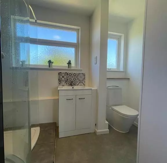 Baywatch Mawgan Porth Spacious Home Sleeps 9, Games Room, Parking & Garden