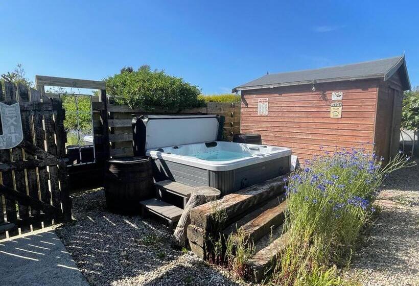 Baywatch Mawgan Porth Spacious Home Sleeps 9, Games Room, Parking & Garden