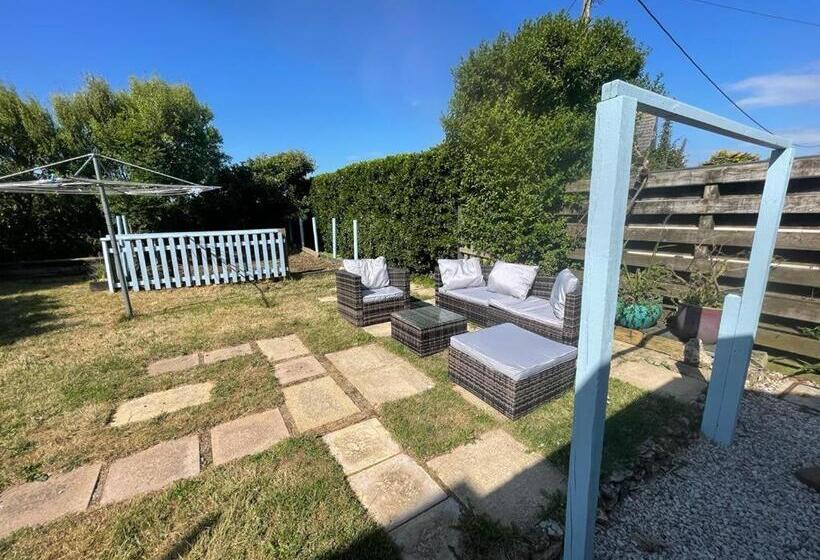 Baywatch Mawgan Porth Spacious Home Sleeps 9, Games Room, Parking & Garden