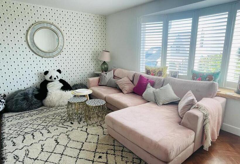 Baywatch Mawgan Porth Spacious Home Sleeps 9, Games Room, Parking & Garden