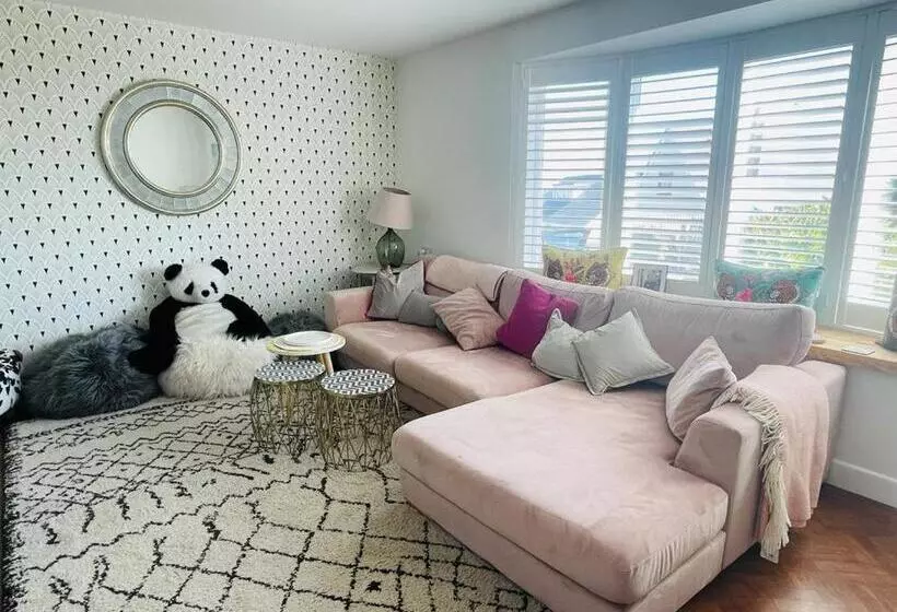 Baywatch Mawgan Porth Spacious Home Sleeps 9, Games Room, Parking & Garden