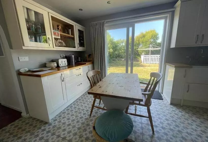 Baywatch Mawgan Porth Spacious Home Sleeps 9, Games Room, Parking & Garden