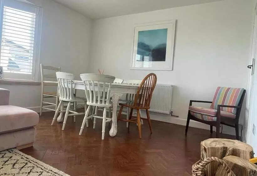 Baywatch Mawgan Porth Spacious Home Sleeps 9, Games Room, Parking & Garden