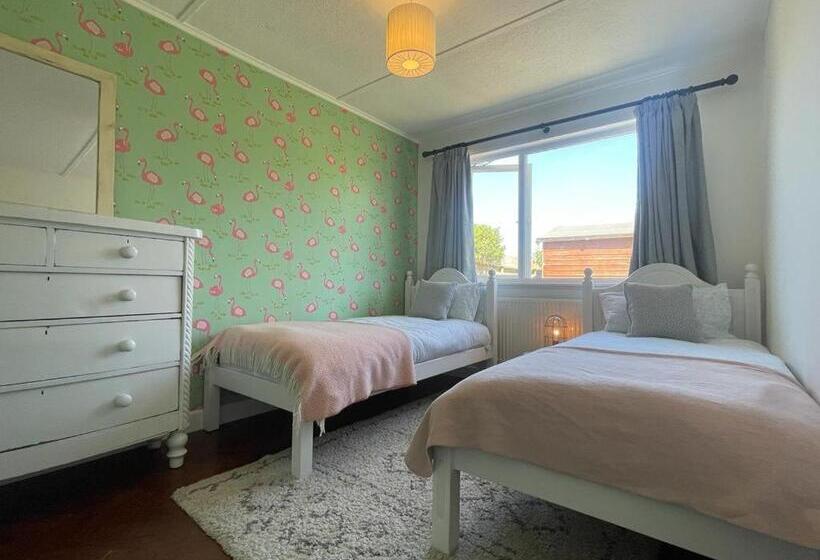 Baywatch Mawgan Porth Spacious Home Sleeps 9, Games Room, Parking & Garden