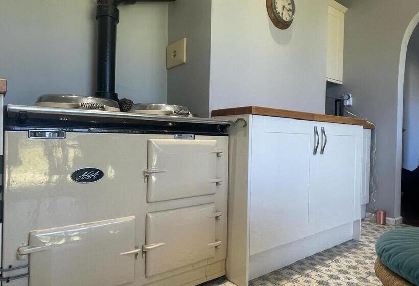 Baywatch Mawgan Porth Spacious Home Sleeps 9, Games Room, Parking & Garden