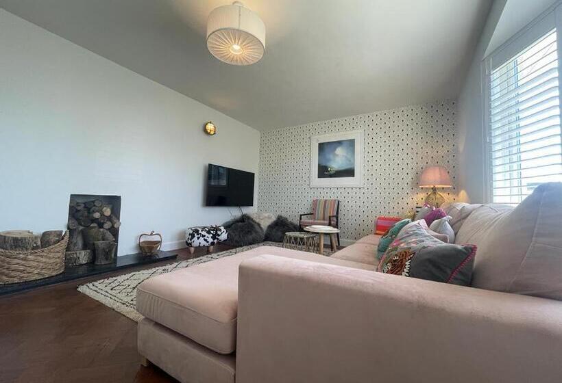 Baywatch Mawgan Porth Spacious Home Sleeps 9, Games Room, Parking & Garden