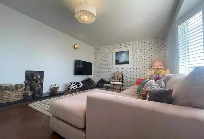 Baywatch Mawgan Porth Spacious Home Sleeps 9, Games Room, Parking & Garden