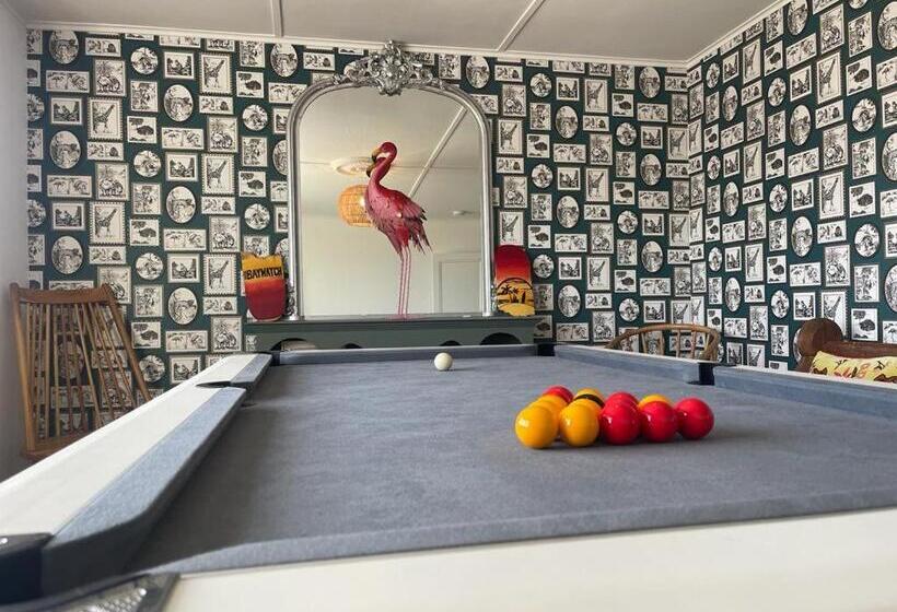 Baywatch Mawgan Porth Spacious Home Sleeps 9, Games Room, Parking & Garden