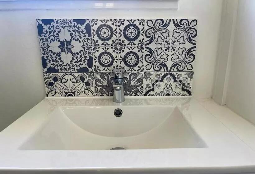 Baywatch Mawgan Porth Spacious Home Sleeps 9, Games Room, Parking & Garden