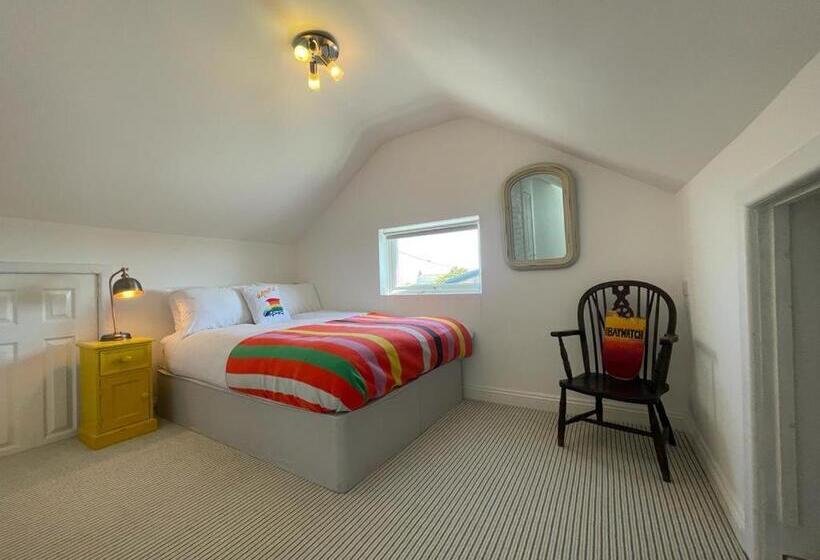 Baywatch Mawgan Porth Spacious Home Sleeps 9, Games Room, Parking & Garden