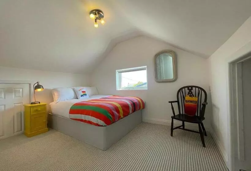 Baywatch Mawgan Porth Spacious Home Sleeps 9, Games Room, Parking & Garden