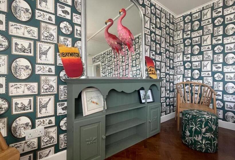 Baywatch Mawgan Porth Spacious Home Sleeps 9, Games Room, Parking & Garden