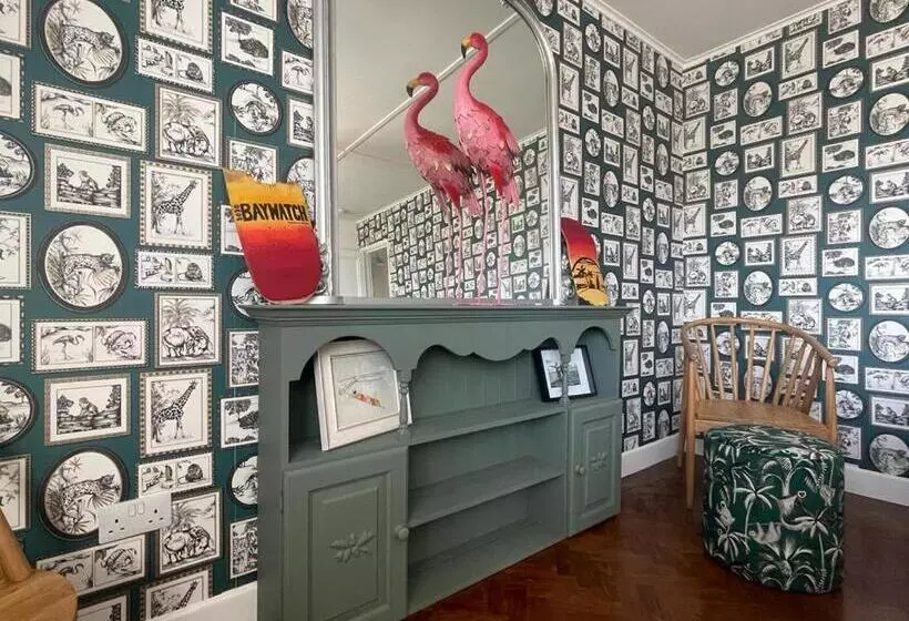 Baywatch Mawgan Porth Spacious Home Sleeps 9, Games Room, Parking & Garden